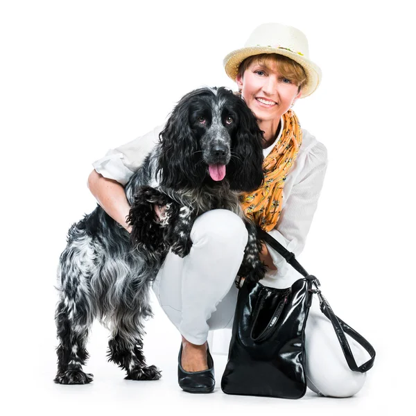 Giovane donna moderna con il suo cane cocker spaniel — Foto Stock