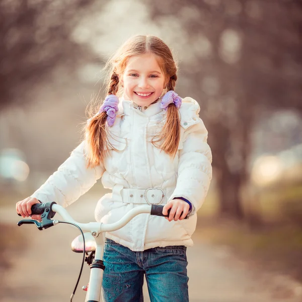 Petite fille sur un vélo — Photo