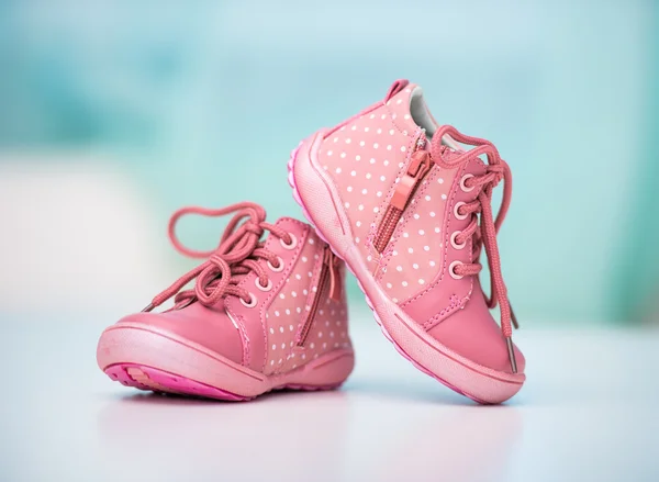 Розовые туфли для ребенка — стоковое фото