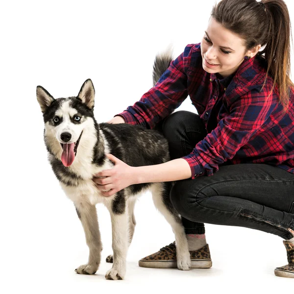 Ženy s její štěně husky — Stock fotografie