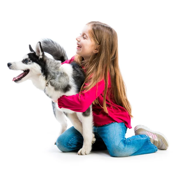 Klein meisje is met husky hond — Stockfoto