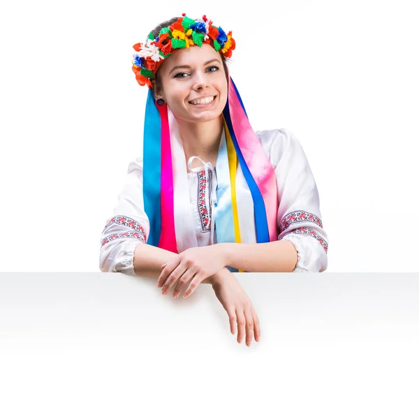 Menina em ucraniano traje atrás branco bordo — Fotografia de Stock