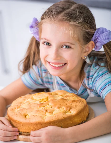 Niña está preparando un pastel de manzana —  Fotos de Stock