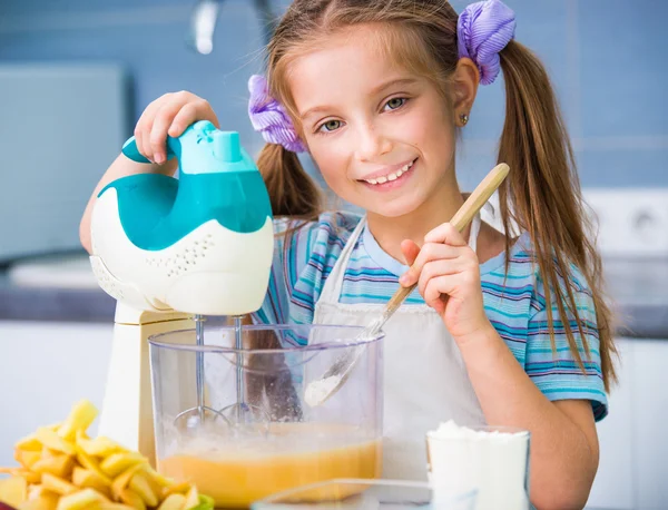 Klein meisje bereidt een appeltaart — Stockfoto