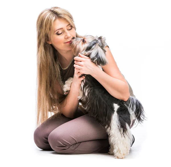 Женщина со своей собакой Йоркширским терьером — стоковое фото