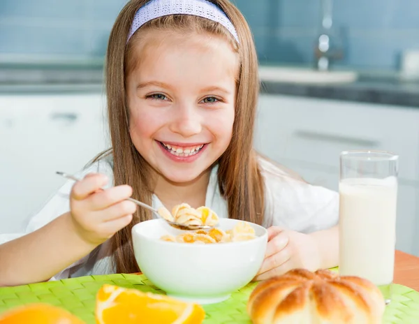 Klein meisje haar ontbijt eten — Stockfoto