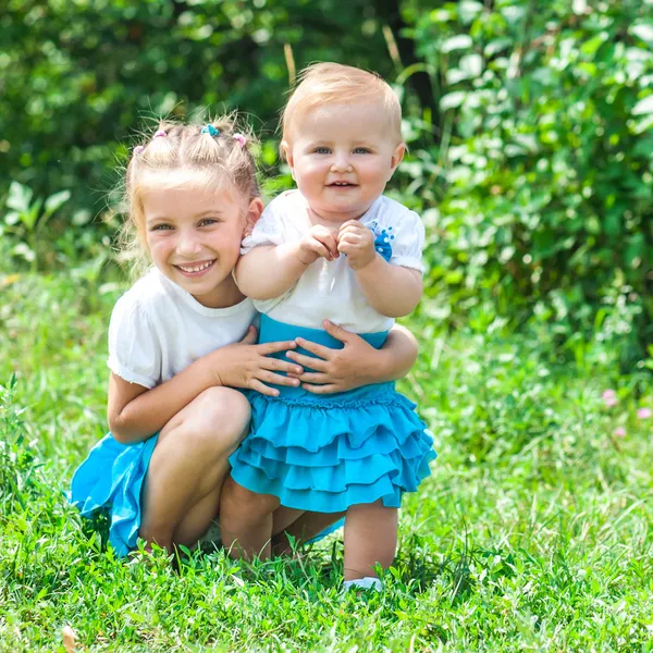 Two lovely sisters i — Stock Photo, Image