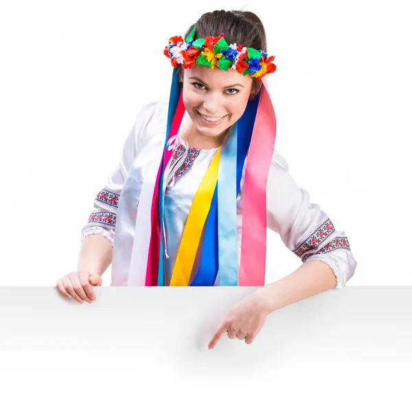 Menina em ucraniano traje atrás branco bordo — Fotografia de Stock