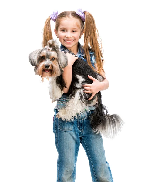 Klein meisje is met haar hond yorkshire terrier — Stockfoto