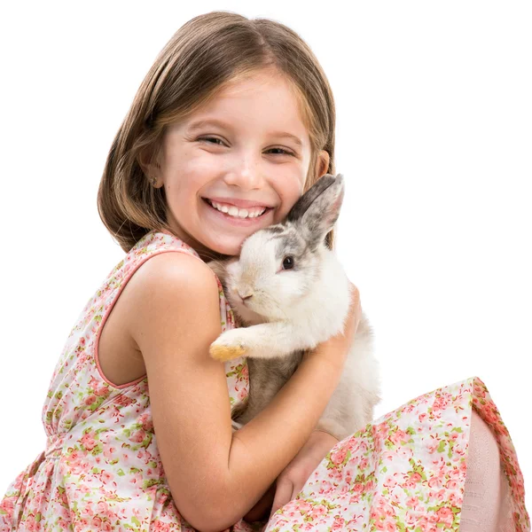 Glückliches kleines Mädchen und Kaninchen — Stockfoto