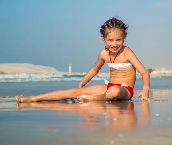 Schattig meisje op het strand — Stockfoto