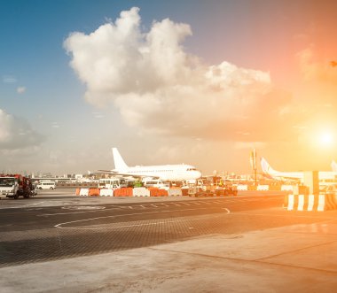 uçaklar ve batan güneşin Havaalanı