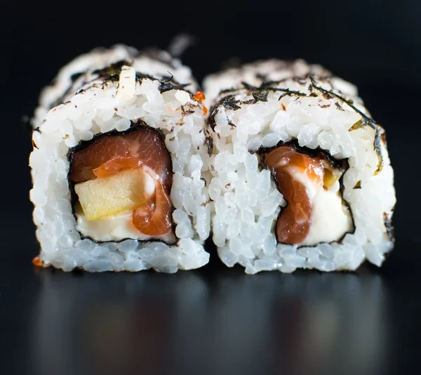 Roll Sushi na białym tle — Zdjęcie stockowe