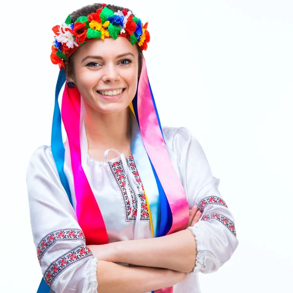 Молодая женщина в национальном украинском костюме — стоковое фото