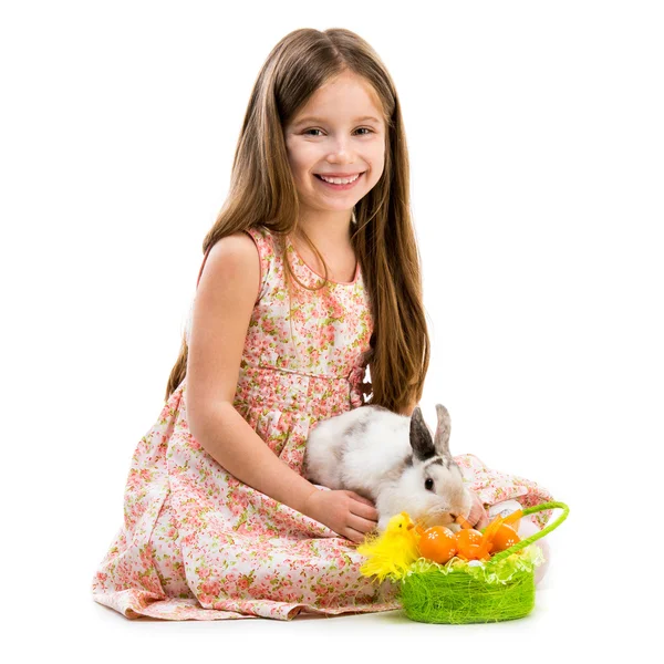 Щаслива маленька дівчинка і кролик — стокове фото