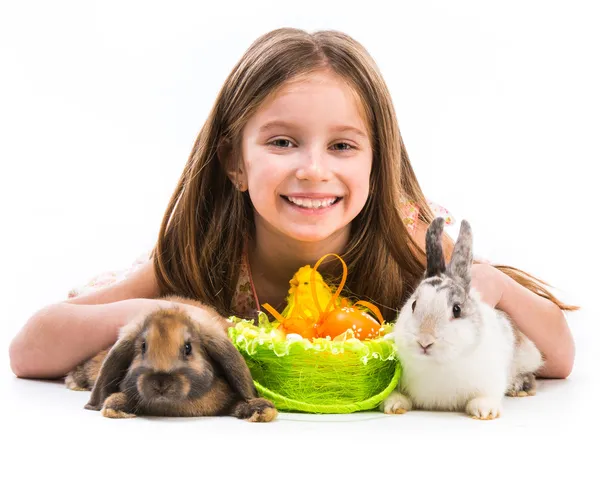 Petite fille avec ses deux lapins — Photo
