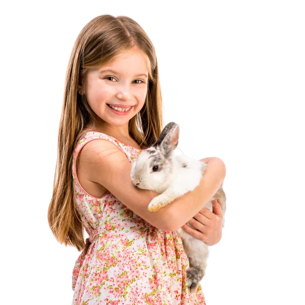 可爱的小女孩微笑着带着兔宝宝 — 图库照片