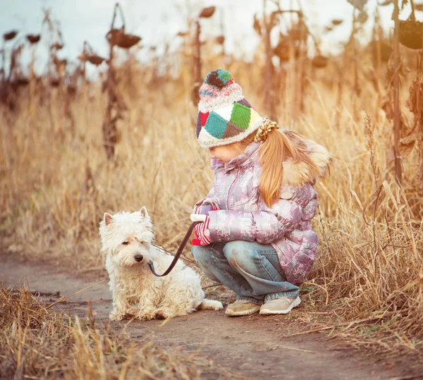 Köpeği ile küçük kız — Stok fotoğraf