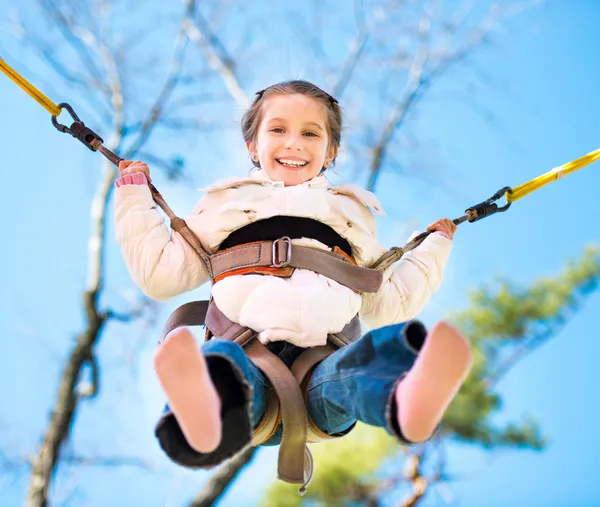 Pequena menina feliz pulando no trampolim — Fotografia de Stock