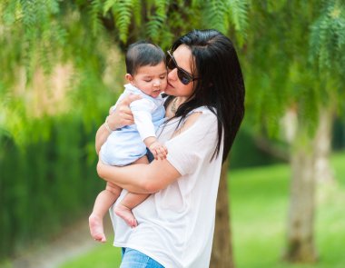 şirin bebeği ile oynarken annesi