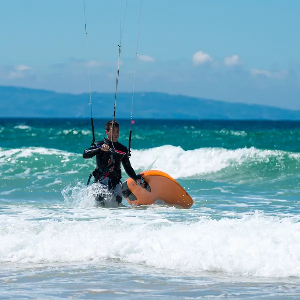 Joven y guapo Kite Surfista en olas marinas —  Fotos de Stock