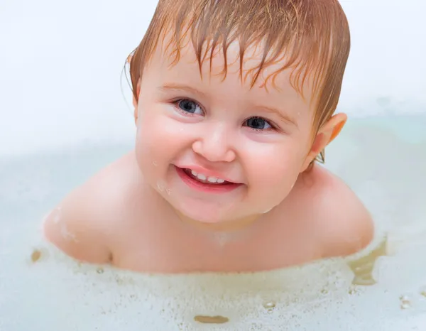 Fille prenant un bain — Photo