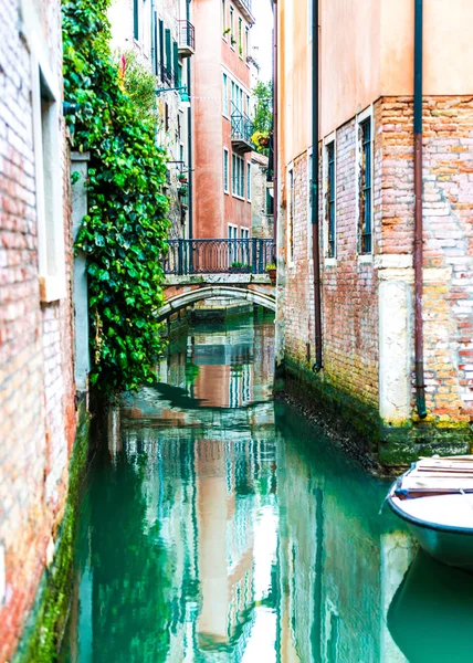 Híd a csatornán átutazva. Venice, Olaszország — Stock Fotó