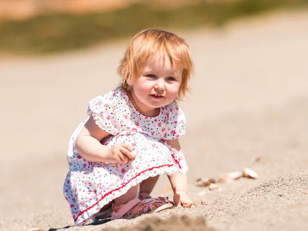 Petite fille mignonne jouant dans le sable — Photo