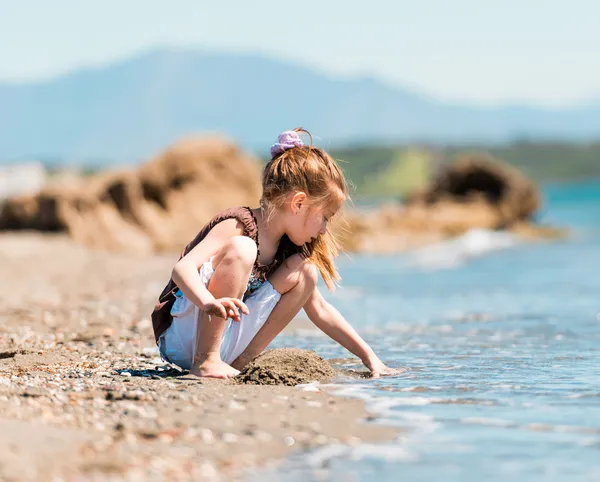 Cute little girl on beach — Stock Photo, Image