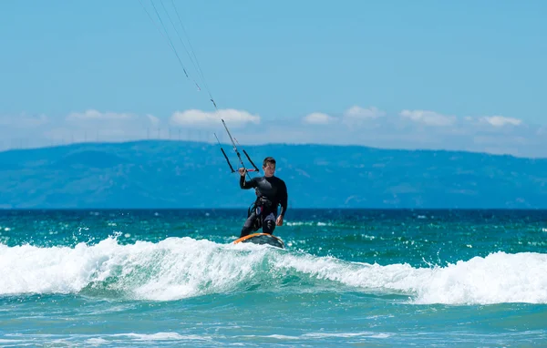 Giovane bel surfista aquilone in onde marine — Foto Stock