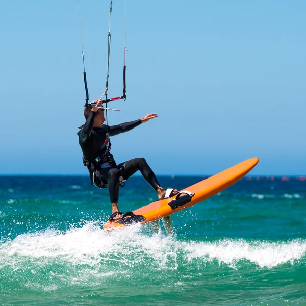 Giovane bel surfista aquilone in onde marine — Foto Stock