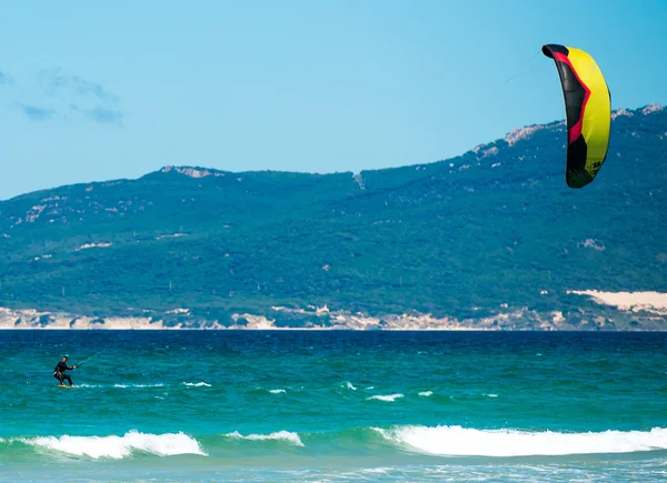 Ung snygg kite surfare i havet vågor — Stockfoto