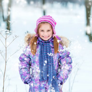 kış zamanında dışarıda kız