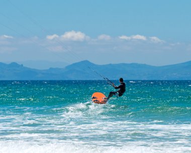 yakışıklı uçurtma sörfçü