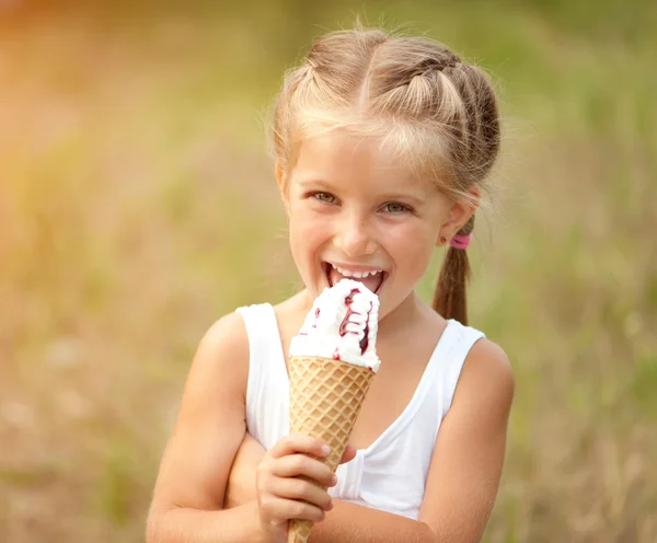 Kız dondurma yiyor — Stok fotoğraf