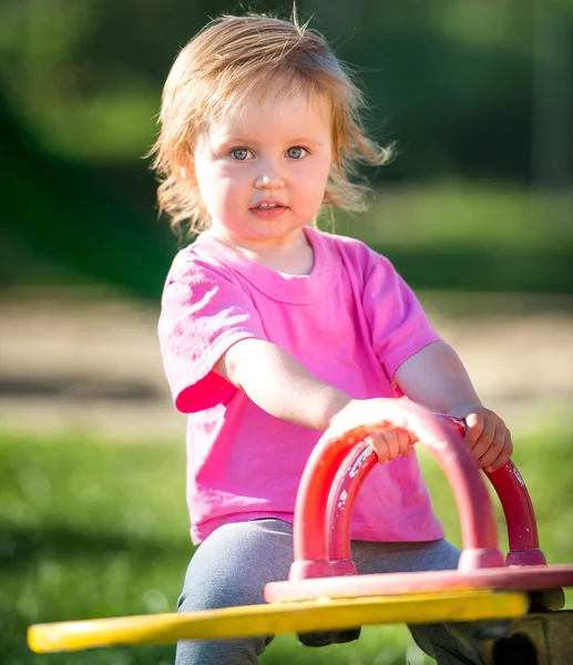 Flicka som rider på swing — Stockfoto