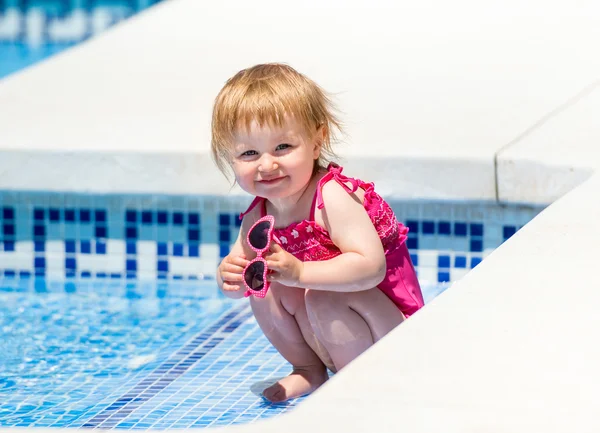 Baby girl in pool — Stock Photo, Image