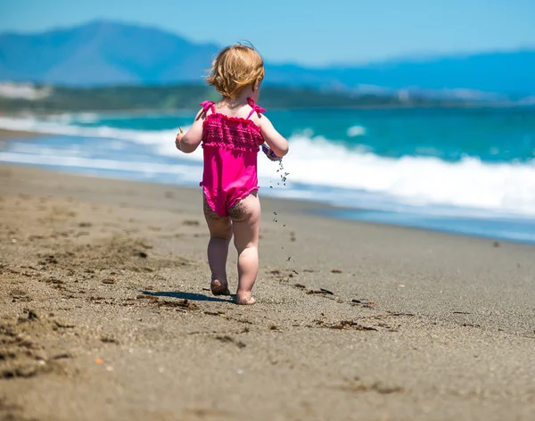 Meisje van de baby op strand — Stockfoto