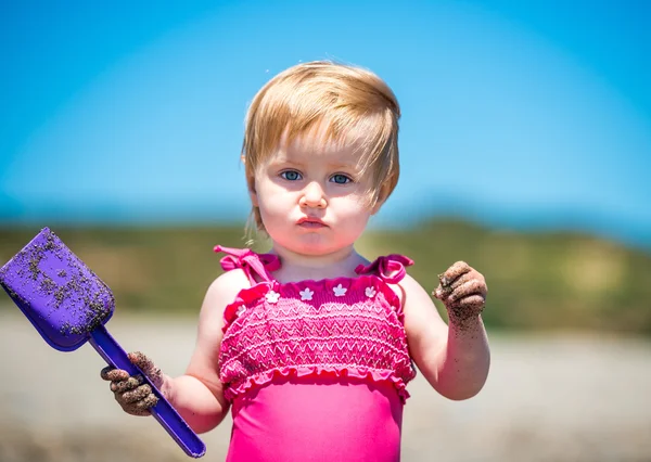 Dziewczynka na plaży — Zdjęcie stockowe