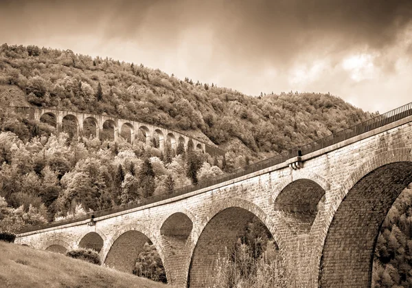 Brücke in den Alpen — Stockfoto