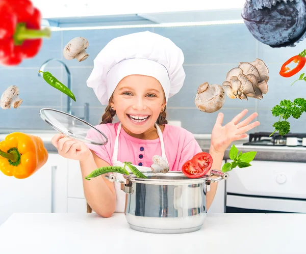 Menina preparando sopa vegetariana — Fotografia de Stock