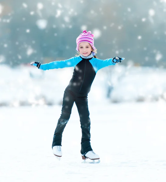 Little girl skating outdoors — Stock Fotó