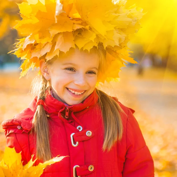 Girl wearing maple wreath — Stock Photo, Image