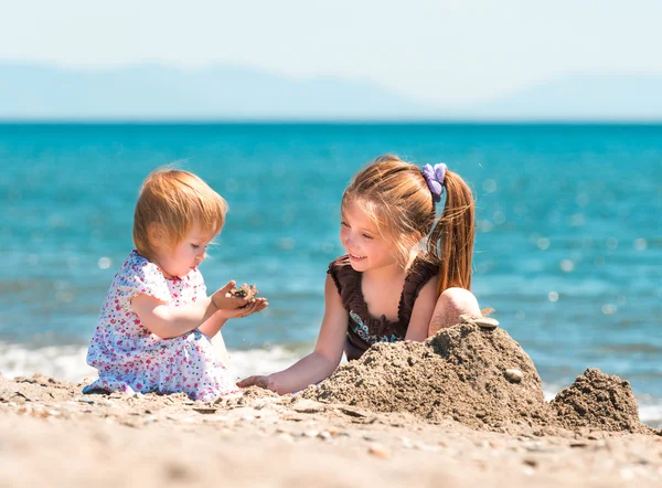 Små flickor på stranden — Stockfoto