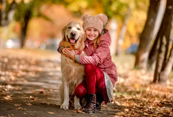 Peuter en golden retriever hond — Stockfoto