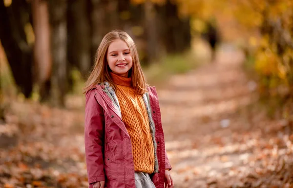 Preteen menina criança no parque de outono — Fotografia de Stock