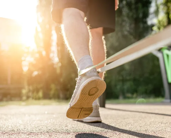 Uomo che fa allenamento all'aperto — Foto Stock