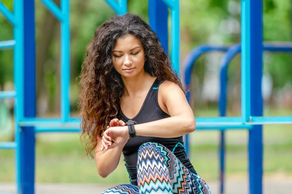 Girl with fitness tracker — Stock Photo, Image