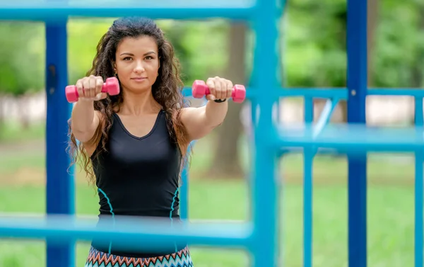 Fitness-Mädchen mit Kurzhanteln — Stockfoto