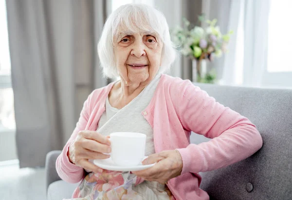 Mujer mayor bebiendo té — Foto de Stock